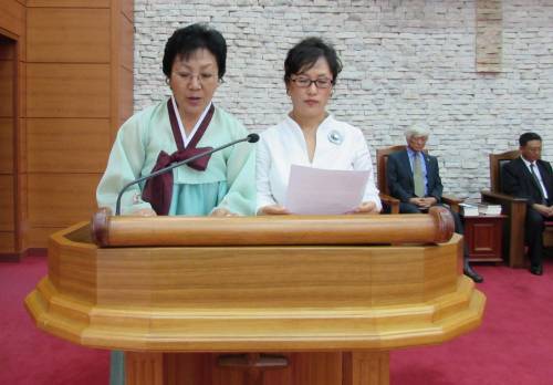 Rev. Hye Sook Kim (KCF North Korea) and Dr. Un Sunn Lee (NCCK South Korea) read the Joint South-North Prayer for Reconciliation on the Korean Peninsula. Photo by Rev. Hye Min Roh.