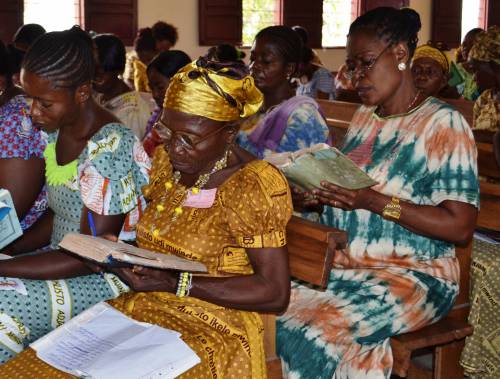 Women study the Bible in church (Kananga)