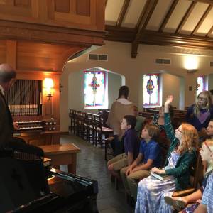 Tom Froehlich demonstrates how the organ works during the first session of ‘Waffles and Worship’ in the chapel of FPC Dallas on Aug. 21. (Photo provided)
