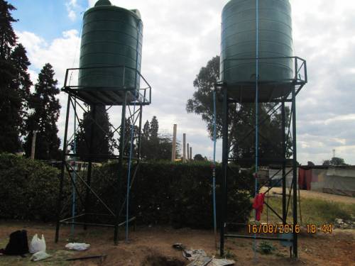 Twin water storage tanks. One of the tanks supplies spigots on the grounds of Mabvuku UPCSA, the other tank serves community taps. (Photo by Talkmore Chilanga)