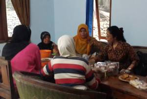 Farsijana with women from Gunung Kidul