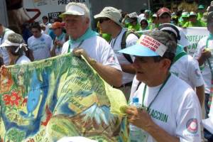 PCUSA Moderator Heath Rada carries a banner with Joining Hands Peru director Conrado Olivera