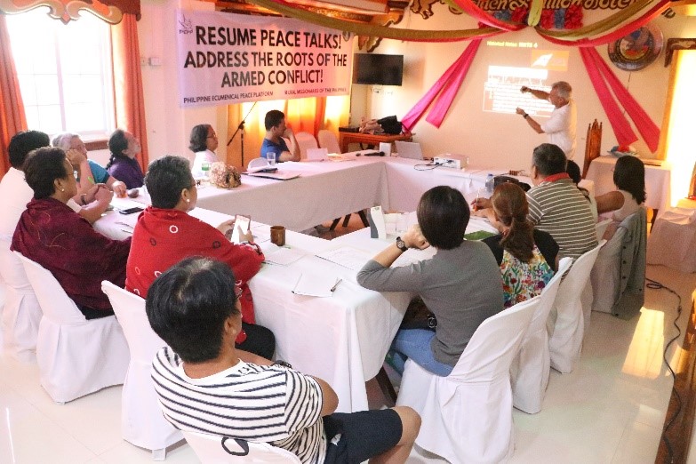 Cobbie Palm facilitating a peacebuilding workshop in Mindanao.
