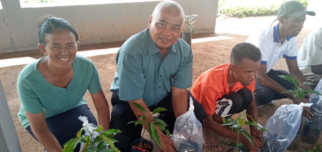 The FJKM Synod President from the Maevatsara Synod and his wife (left) took part in the February 2021 fruit tree training.