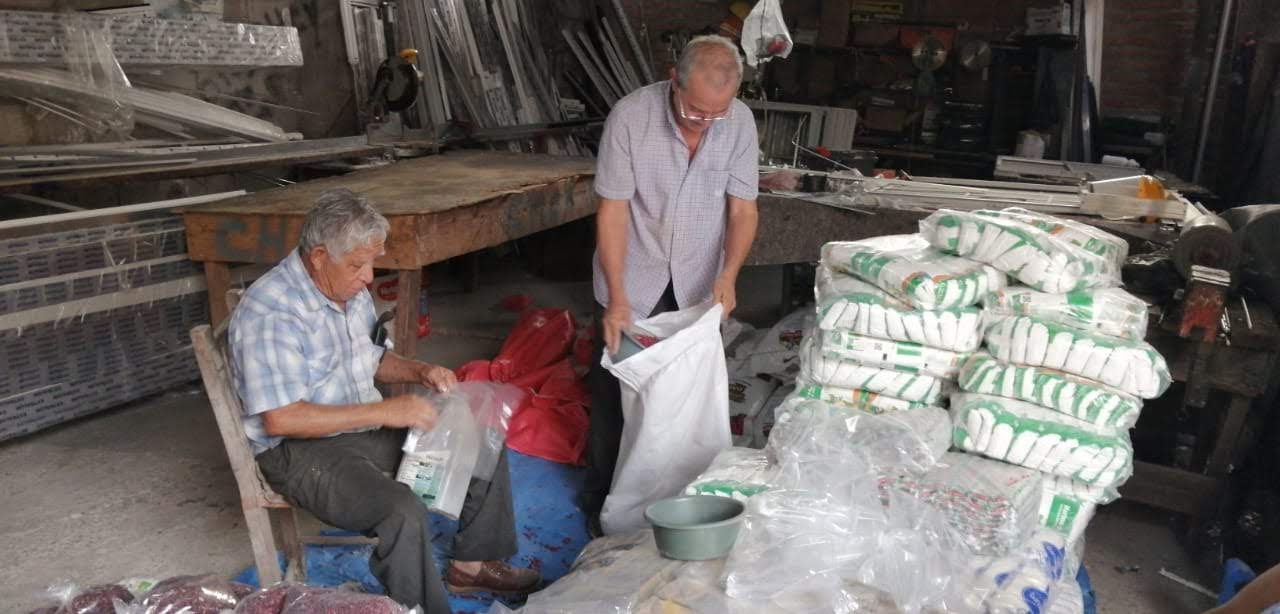 Pastor Edin Samayoa and his son-in-law Pastor Juan Rodas helped to assemble emergency food aid bags for Presbyterian families. (Photo: Alex Rodas)