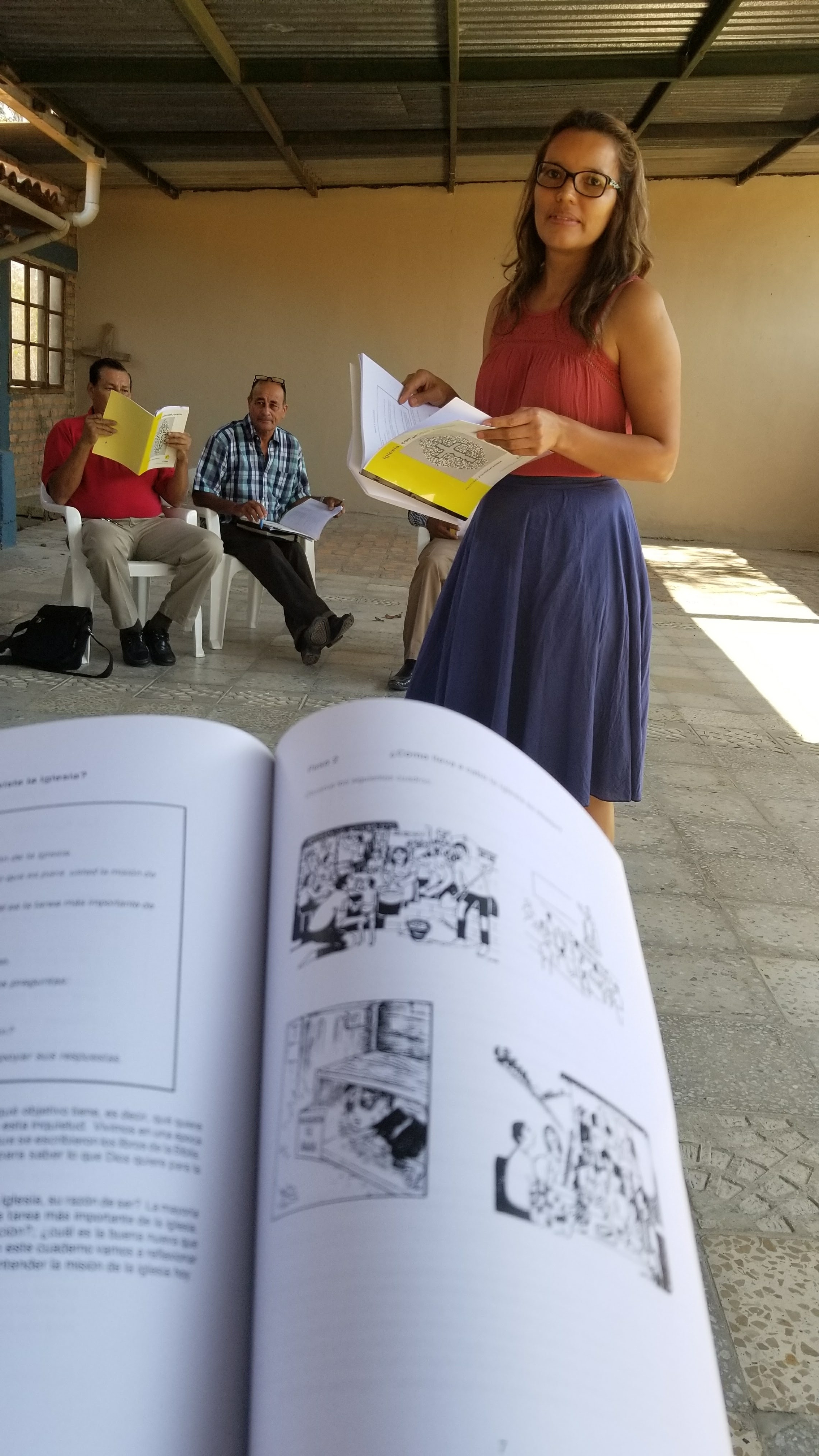 Betzabé Reyes teaches a class on “Church, Community and Mission,” a program of the Biblical Pastoral Institute of the Latin American Biblical University. The class took place in the former parking lot of the Villa Gracia retreat center in Tegucigalpa