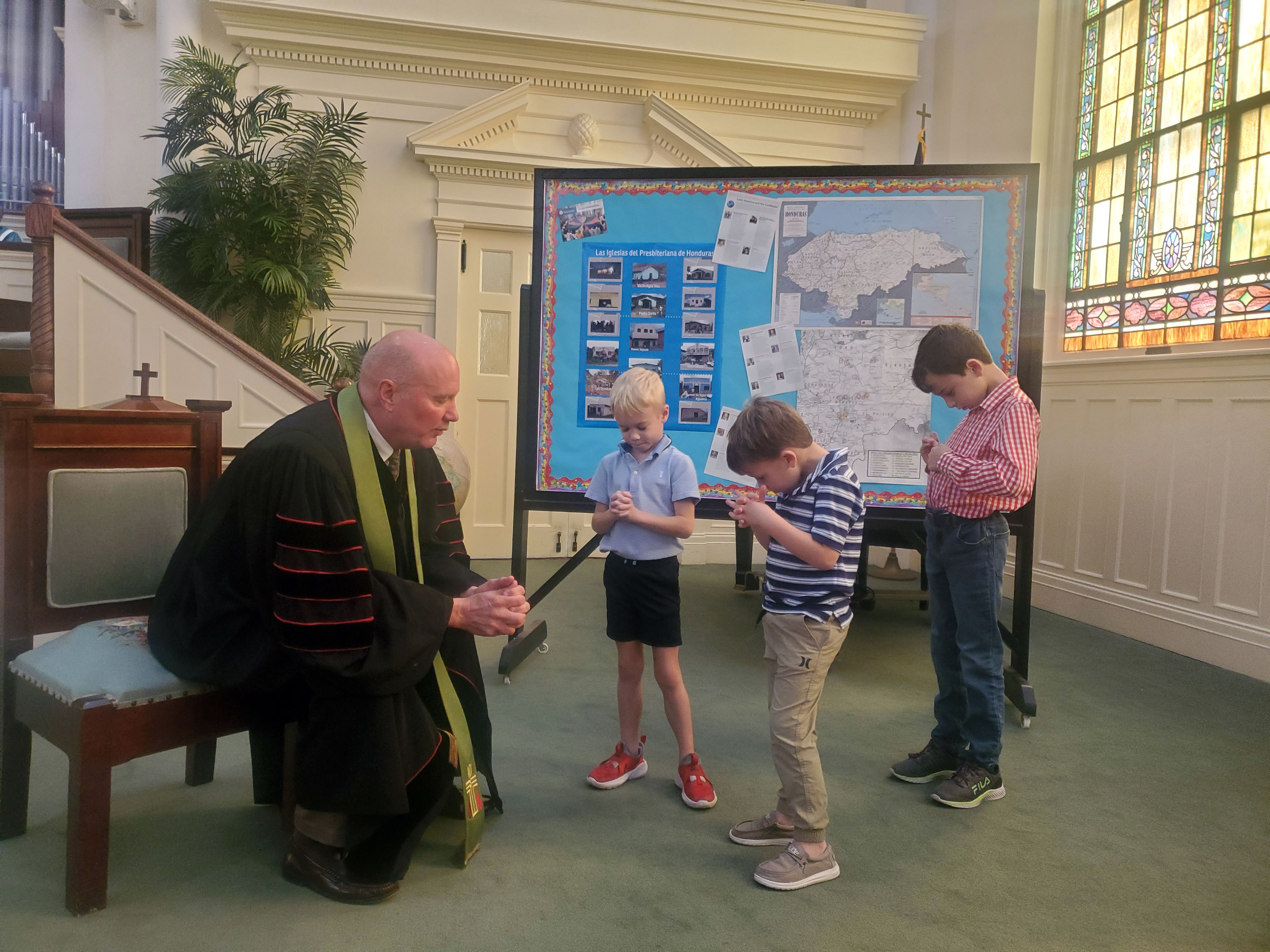 Pastor Steve Negley of First Presbyterian Church in Winter Haven, Florida, led children in prayer for the relationship between the Winter Haven church and the Honduras Presbyterian Church. Jan. 22, 2023. Photo by Dori Hjalmarson.