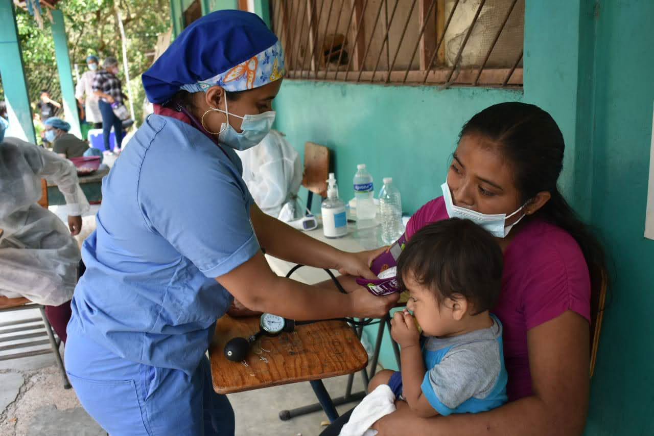 Members of the community of Choncó, Copán Ruinas, Honduras, received emergency medical and food aid after suffering crop losses and isolation after Hurricanes Eta and Iota.