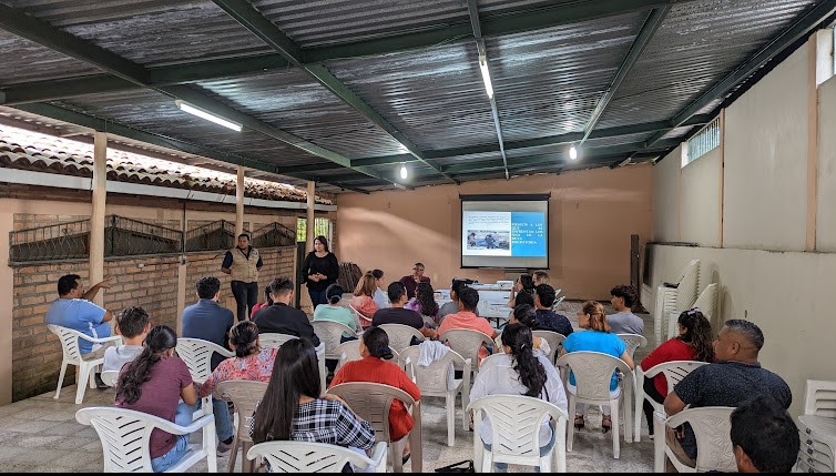 Representatives of the National Forum for migrations in Honduras gave Presbyterian church volunteers a training on caring for migrants at the church's retreat center.
