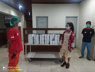 Mr. Tariq from the COVID-19 Task Force Yogyakarta inspects the boxes of meal brought by Farsijana to Syantikara’s shelter.