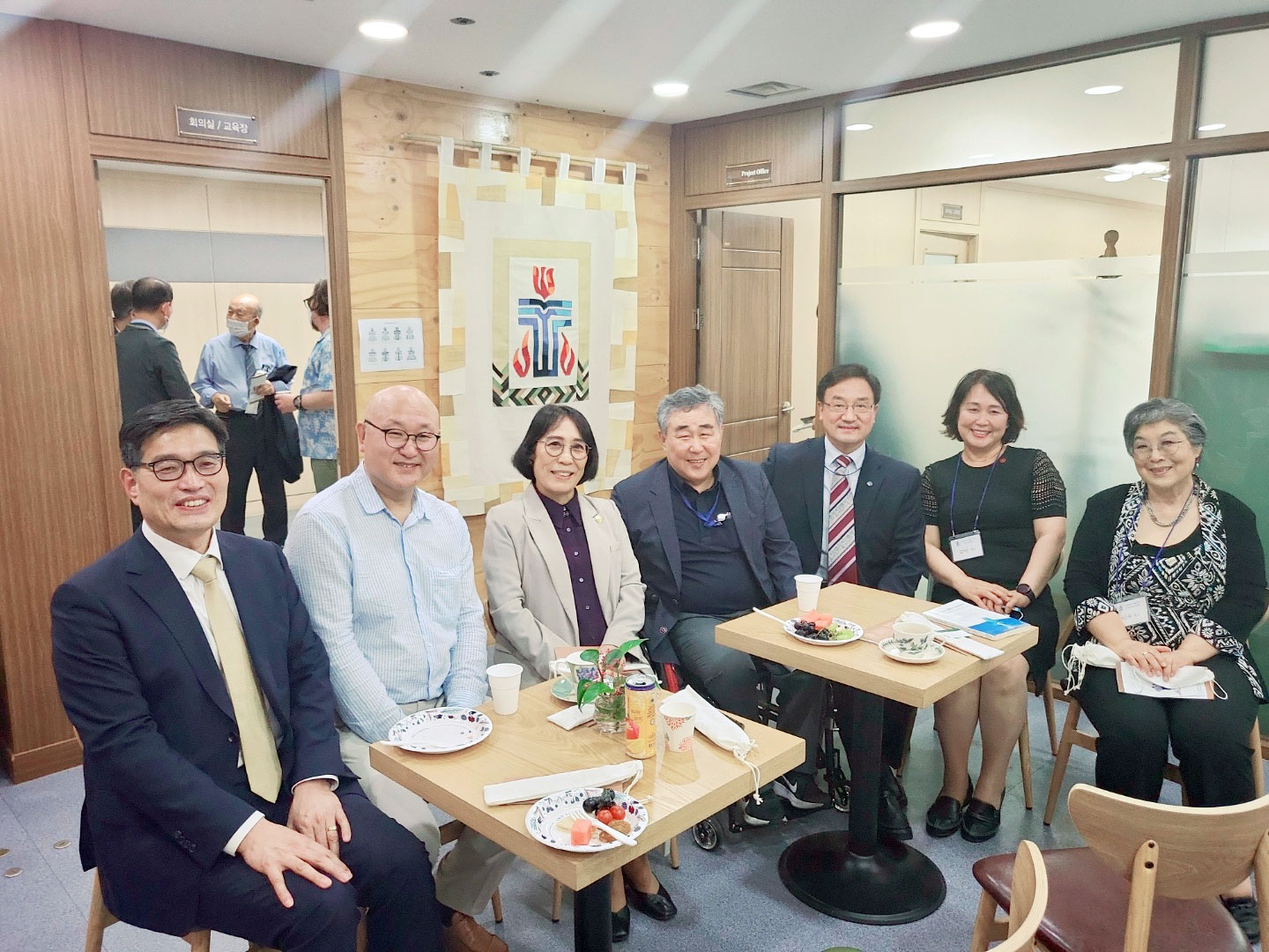 Open House with the general secretaries of PCK and PROK, and the moderator of PROK, who is the third woman from the left. 오픈 하우스(예장 사무총장, 기장 총무 및 총회장과 함께. 기장 총회장은 왼쪽에서 세번째 여성).