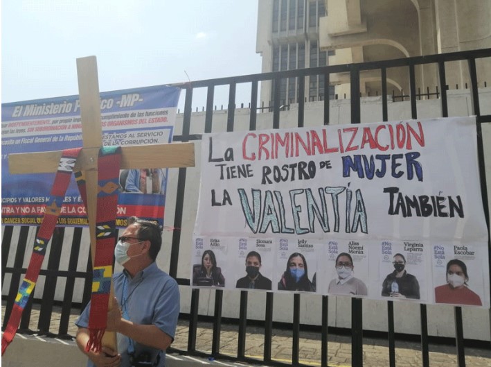 A demonstration outside the Palace of Justice in Guatemala City, where the arraignments and hearings for five women who say they’ve been unjustly imprisoned have taken place. The sign says, “Criminalization has the face of a woman and of courage too!” From left to right, the six women are Erika Aifán (a judge from one of the High Risk Courts who recently took asylum in the U.S. to protect her safety and life), Siomara Sosa, Leily Santizo, Aliss Noemí Morán, Virginia Laparra and Paola Escobar. (Photo by Mayra Rodríguez)