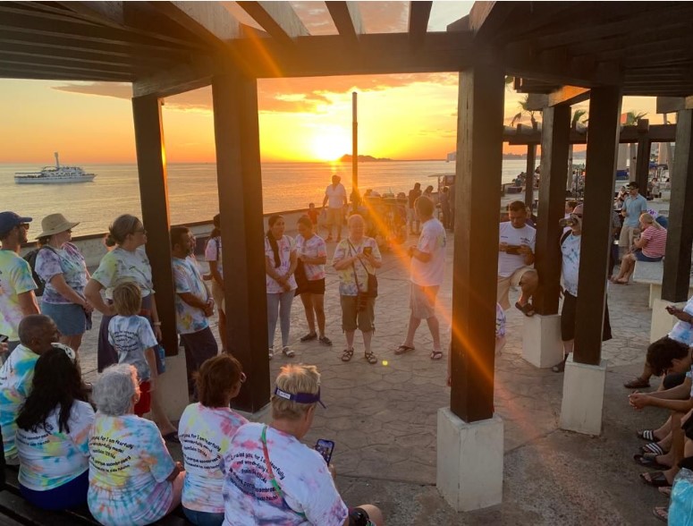 Sunset worship on the promenade | Oración vespertina en el malecón