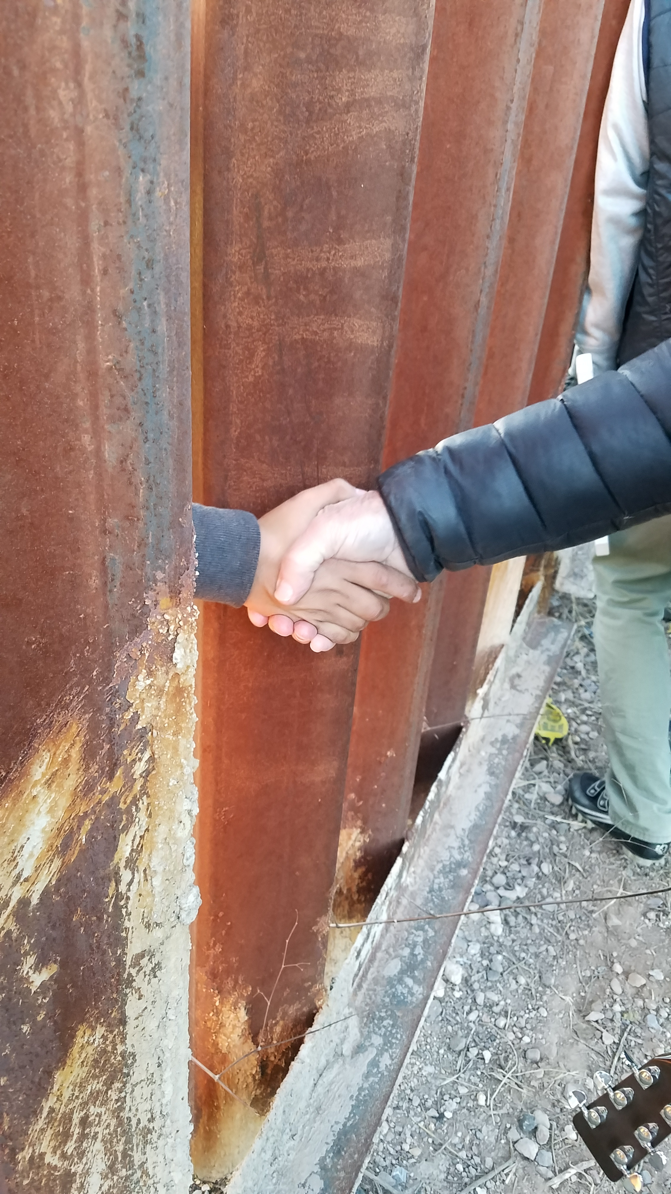 Clasping hands across the border at Posada Sin Fronteras.