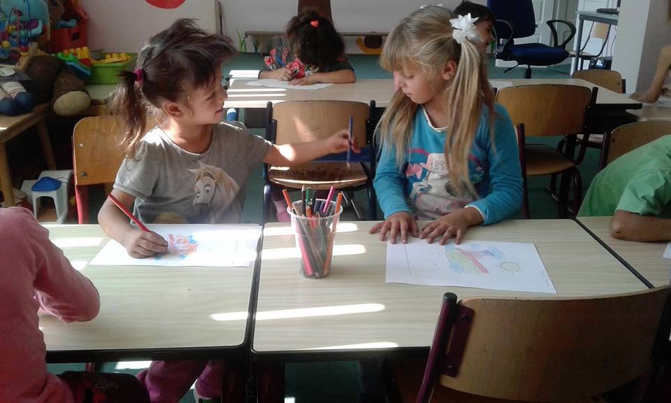Students have fun coloring together in Karpatalja, Ukraine.