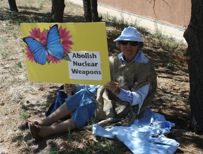 Abolish_nuclear_weapons_los_alamo_3