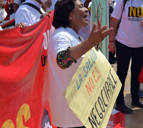 A Woman from La Oroya led protestors in chants directed to the negotiators of the TPP in Lima in 2013. (Photo by Red Uniendo Manos Peru)