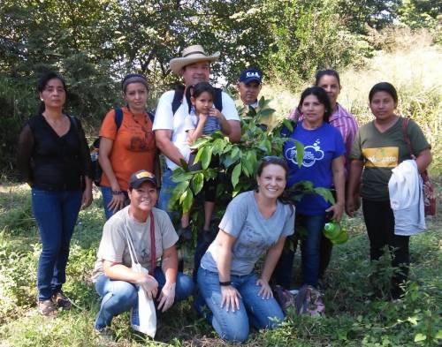 RUMES visitors with University of El Salvador partners at the experimental farm
